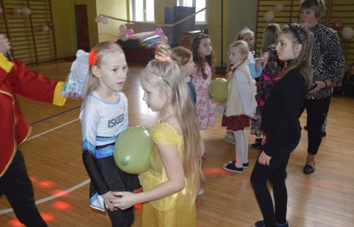 W piątek 9 lutego na szkolnych korytarzach zamiast uczniów klas młodszych można było spotkać niespodziewanych gości. Król przechadzał się razem z czarnym kotem, czarodziej rozmawiał z policjantem, który jeszcze przed chwilą w najlepsze bawił się z motylem i piłkarzem. Niespotykany widok, prawda? A jeszcze dziwniejsze jest to, że wszystkie te niecodzienne postacie ruszyły z szerokimi uśmiechami na salę gimnastyczną, która tego dnia przeszła metamorfozę i zamieniła się w prawdziwą salę balową. W ten sposób nasi uczniowie postanowili uczcić kończący się już karnawał. Na miejscu czekał na nich DJ Gesek, który zajął się oprawą muzyczną. Tańcom, hulankom, swawolom nie było końca. A jak bawili się nasi uczniowie, możecie zobaczyć na zdjęciach.