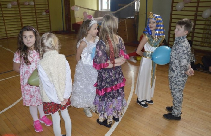 W piątek 9 lutego na szkolnych korytarzach zamiast uczniów klas młodszych można było spotkać niespodziewanych gości. Król przechadzał się razem z czarnym kotem, czarodziej rozmawiał z policjantem, który jeszcze przed chwilą w najlepsze bawił się z motylem i piłkarzem. Niespotykany widok, prawda? A jeszcze dziwniejsze jest to, że wszystkie te niecodzienne postacie ruszyły z szerokimi uśmiechami na salę gimnastyczną, która tego dnia przeszła metamorfozę i zamieniła się w prawdziwą salę balową. W ten sposób nasi uczniowie postanowili uczcić kończący się już karnawał. Na miejscu czekał na nich DJ Gesek, który zajął się oprawą muzyczną. Tańcom, hulankom, swawolom nie było końca. A jak bawili się nasi uczniowie, możecie zobaczyć na zdjęciach.