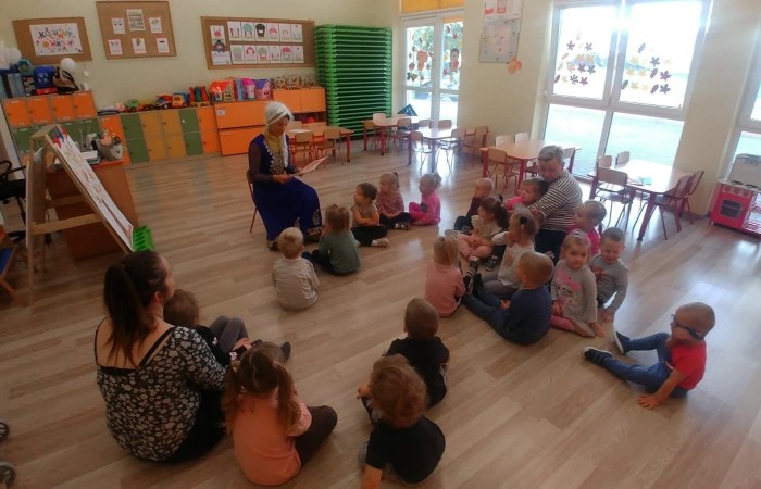 Okazji do czytania dzieciom jest wiele i powinniśmy robić to jak najczęściej zarówno w domu, jak i w przedszkolu. Czytanie na głos stymuluje rozwój dzieci, wzbogaca ich słownictwo oraz rozwija wyobraźnię .Warto i trzeba czytać dzieciom! Tej zasady się trzymamy i codziennie głośno czytamy! Z okazji tego dni nasza pani Magda wcieliła się w rolę bajkowej Elzy i przeczytała nam wspaniałe bajeczki i wprowadziła w świat wyobraźni :)