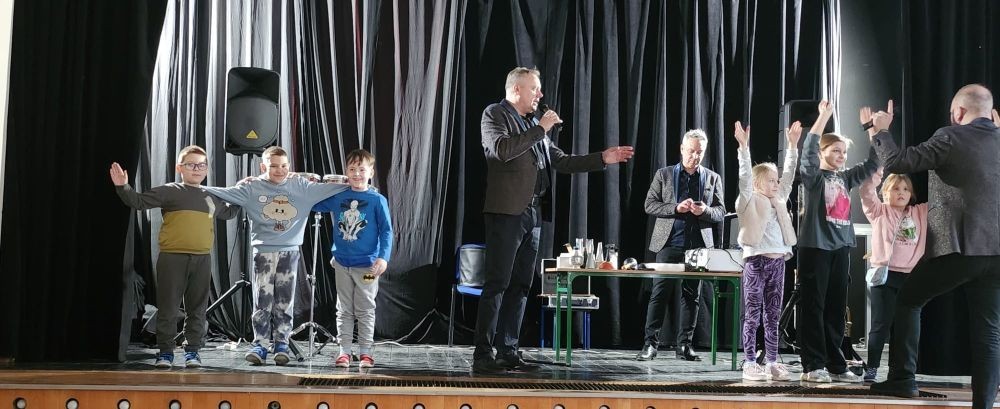 Jak wiemy doskonale, muzyka łagodzi obyczaje. O jej zbawiennych właściwościach nasi uczniowie i przedszkolaki mogli przekonać się za sprawą Łódzkiego Trio „Orient-Express”.  Panowie zabrali nas w muzyczną podróż dookoła świata. Począwszy od utworów latynoamerykańskich, przez dźwięki typowe dla krajów bałkańskich, na muzyce filmowej skończywszy. Podczas tej wycieczki udało nam się nawet nauczyć kilku piosenek, tańców, dowiedzieliśmy się też co nieco na temat instrumentów muzycznych, a przy tym świetnie się bawiliśmy. 