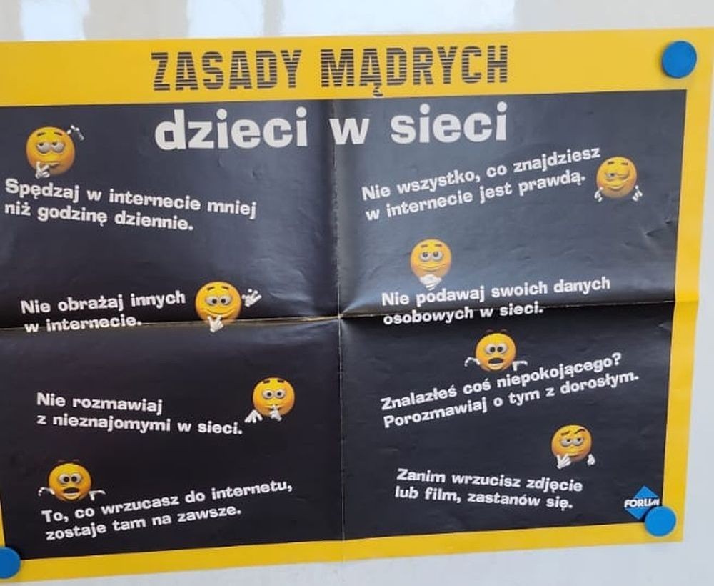 Dzieci w wieku przedszkolnym nie korzystają lub nie powinny samodzielnie, bez towarzyszenia osoby dorosłej, korzystać z Internetu, to jednak o bezpieczeństwie w sieci warto z nimi rozmawiać od najmłodszych lat. Dzieci obserwują nas- dorosłych, jak korzystamy z sieci i przejmują nasze nawyki i przyzwyczajenia, stąd możemy mówić o biernym ich uczestniczeniu w cyfrowym świecie w zasadzie od urodzenia. Tym bardziej wiek przedszkolny to ten czas, kiedy w bezpieczny i wyważony sposób możemy z dziećmi rozmawiać o Internecie, o świecie technologii i pozwalać im łagodnie i ze zrozumieniem wchodzić w świat cyfrowy.
Dzień Bezpiecznego Internetu, który obchodziliśmy w pitek,16lutego był odpowiednią okazją aby porozmawiać z dziećmi na temat bezpieczeństwa w sieci.
W tym dniu Motylki i Biedronki realizowały wybrane zagadnienia, które sprawiły, że dzieci w łatwy sposób przyswoiły wiedzę na temat zastosowania urządzeń ekranowych i bezpiecznego korzystania z Internetu.
Podczas zabawy z kłębkiem wełny zobrazowaliśmy z dziećmi sieć internetową, która łączy komputery na całym świecie. Za pomocą dwóch historyjek obrazkowych przedszkolaki ustaliły zachowanie bohaterów oraz zapoznały się z zagrożeniami nadużywania urządzeń ekranowych. Dzieci poprzez burzę mózgów wymieniały alternatywne sposoby spędzania czasu. Nie obyło się również bez pracy w grupie oraz wykonania prac plastycznych nawiązujących do tematu.
Następnie przedszkolaki obejrzały bajkę edukacyjną pt: „Bezpieczni w sieci’’, podczas której dowiedziały się czym jest Internet i poznały zagrożenia z korzystania z urządzeń ekranowych.