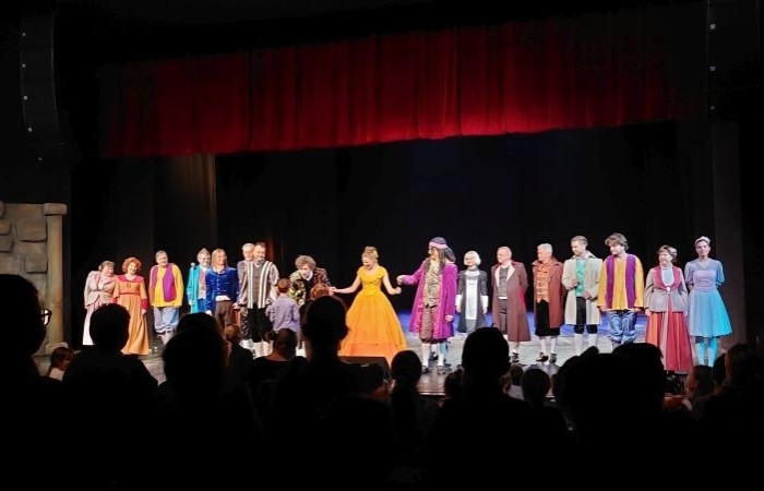 22 i 23 lutego uczniowie klas pierwszych i trzecich zamówili dobrą pogodę i wyruszyli na wycieczkę do Elbląga, by tam na deskach teatru zobaczyć spektakl „Piękna i Bestia”. Aktorzy jak zwykle nie zawiedli tworząc wspaniałe widowisko, z zachwycającą oprawą muzyczną i strojami. Po opuszczeniu budynku nasi uczniowie jeszcze długo nie mogli wyjść z zachwytu. Nic dziwnego, magia tego miejsca działa cuda, o czym możecie przekonać się na własnej skórze, do czego gorąco zachęcamy. 