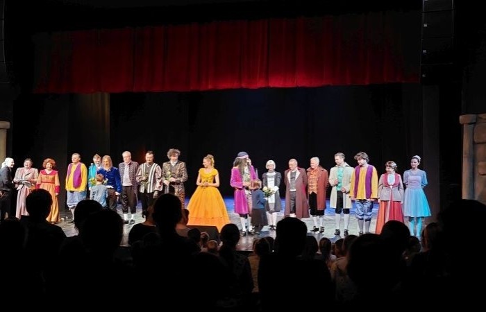 22 i 23 lutego uczniowie klas pierwszych i trzecich zamówili dobrą pogodę i wyruszyli na wycieczkę do Elbląga, by tam na deskach teatru zobaczyć spektakl „Piękna i Bestia”. Aktorzy jak zwykle nie zawiedli tworząc wspaniałe widowisko, z zachwycającą oprawą muzyczną i strojami. Po opuszczeniu budynku nasi uczniowie jeszcze długo nie mogli wyjść z zachwytu. Nic dziwnego, magia tego miejsca działa cuda, o czym możecie przekonać się na własnej skórze, do czego gorąco zachęcamy. 