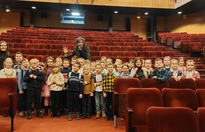 22 i 23 lutego uczniowie klas pierwszych i trzecich zamówili dobrą pogodę i wyruszyli na wycieczkę do Elbląga, by tam na deskach teatru zobaczyć spektakl „Piękna i Bestia”. Aktorzy jak zwykle nie zawiedli tworząc wspaniałe widowisko, z zachwycającą oprawą muzyczną i strojami. Po opuszczeniu budynku nasi uczniowie jeszcze długo nie mogli wyjść z zachwytu. Nic dziwnego, magia tego miejsca działa cuda, o czym możecie przekonać się na własnej skórze, do czego gorąco zachęcamy. 