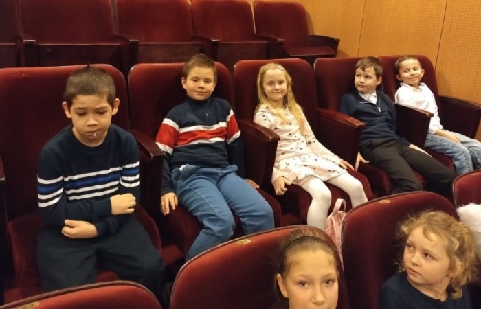 22 i 23 lutego uczniowie klas pierwszych i trzecich zamówili dobrą pogodę i wyruszyli na wycieczkę do Elbląga, by tam na deskach teatru zobaczyć spektakl „Piękna i Bestia”. Aktorzy jak zwykle nie zawiedli tworząc wspaniałe widowisko, z zachwycającą oprawą muzyczną i strojami. Po opuszczeniu budynku nasi uczniowie jeszcze długo nie mogli wyjść z zachwytu. Nic dziwnego, magia tego miejsca działa cuda, o czym możecie przekonać się na własnej skórze, do czego gorąco zachęcamy. 