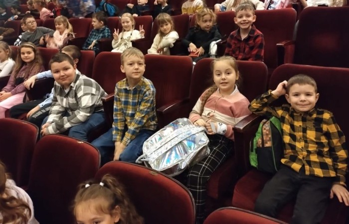 22 i 23 lutego uczniowie klas pierwszych i trzecich zamówili dobrą pogodę i wyruszyli na wycieczkę do Elbląga, by tam na deskach teatru zobaczyć spektakl „Piękna i Bestia”. Aktorzy jak zwykle nie zawiedli tworząc wspaniałe widowisko, z zachwycającą oprawą muzyczną i strojami. Po opuszczeniu budynku nasi uczniowie jeszcze długo nie mogli wyjść z zachwytu. Nic dziwnego, magia tego miejsca działa cuda, o czym możecie przekonać się na własnej skórze, do czego gorąco zachęcamy. 