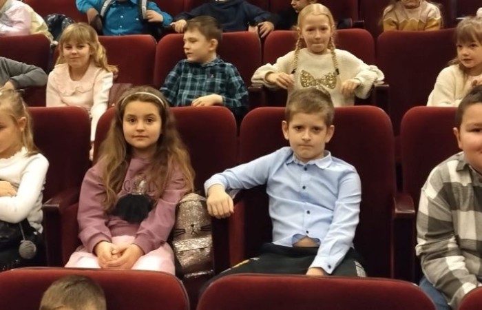 22 i 23 lutego uczniowie klas pierwszych i trzecich zamówili dobrą pogodę i wyruszyli na wycieczkę do Elbląga, by tam na deskach teatru zobaczyć spektakl „Piękna i Bestia”. Aktorzy jak zwykle nie zawiedli tworząc wspaniałe widowisko, z zachwycającą oprawą muzyczną i strojami. Po opuszczeniu budynku nasi uczniowie jeszcze długo nie mogli wyjść z zachwytu. Nic dziwnego, magia tego miejsca działa cuda, o czym możecie przekonać się na własnej skórze, do czego gorąco zachęcamy. 