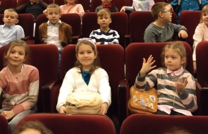 22 i 23 lutego uczniowie klas pierwszych i trzecich zamówili dobrą pogodę i wyruszyli na wycieczkę do Elbląga, by tam na deskach teatru zobaczyć spektakl „Piękna i Bestia”. Aktorzy jak zwykle nie zawiedli tworząc wspaniałe widowisko, z zachwycającą oprawą muzyczną i strojami. Po opuszczeniu budynku nasi uczniowie jeszcze długo nie mogli wyjść z zachwytu. Nic dziwnego, magia tego miejsca działa cuda, o czym możecie przekonać się na własnej skórze, do czego gorąco zachęcamy. 