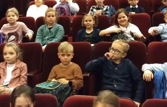 22 i 23 lutego uczniowie klas pierwszych i trzecich zamówili dobrą pogodę i wyruszyli na wycieczkę do Elbląga, by tam na deskach teatru zobaczyć spektakl „Piękna i Bestia”. Aktorzy jak zwykle nie zawiedli tworząc wspaniałe widowisko, z zachwycającą oprawą muzyczną i strojami. Po opuszczeniu budynku nasi uczniowie jeszcze długo nie mogli wyjść z zachwytu. Nic dziwnego, magia tego miejsca działa cuda, o czym możecie przekonać się na własnej skórze, do czego gorąco zachęcamy. 