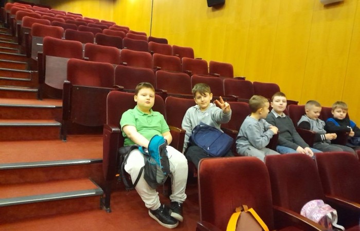 22 i 23 lutego uczniowie klas pierwszych i trzecich zamówili dobrą pogodę i wyruszyli na wycieczkę do Elbląga, by tam na deskach teatru zobaczyć spektakl „Piękna i Bestia”. Aktorzy jak zwykle nie zawiedli tworząc wspaniałe widowisko, z zachwycającą oprawą muzyczną i strojami. Po opuszczeniu budynku nasi uczniowie jeszcze długo nie mogli wyjść z zachwytu. Nic dziwnego, magia tego miejsca działa cuda, o czym możecie przekonać się na własnej skórze, do czego gorąco zachęcamy. 