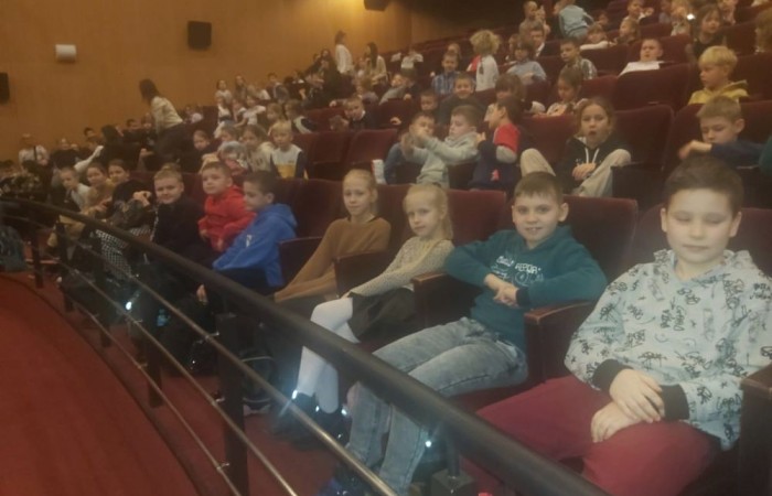 22 i 23 lutego uczniowie klas pierwszych i trzecich zamówili dobrą pogodę i wyruszyli na wycieczkę do Elbląga, by tam na deskach teatru zobaczyć spektakl „Piękna i Bestia”. Aktorzy jak zwykle nie zawiedli tworząc wspaniałe widowisko, z zachwycającą oprawą muzyczną i strojami. Po opuszczeniu budynku nasi uczniowie jeszcze długo nie mogli wyjść z zachwytu. Nic dziwnego, magia tego miejsca działa cuda, o czym możecie przekonać się na własnej skórze, do czego gorąco zachęcamy. 