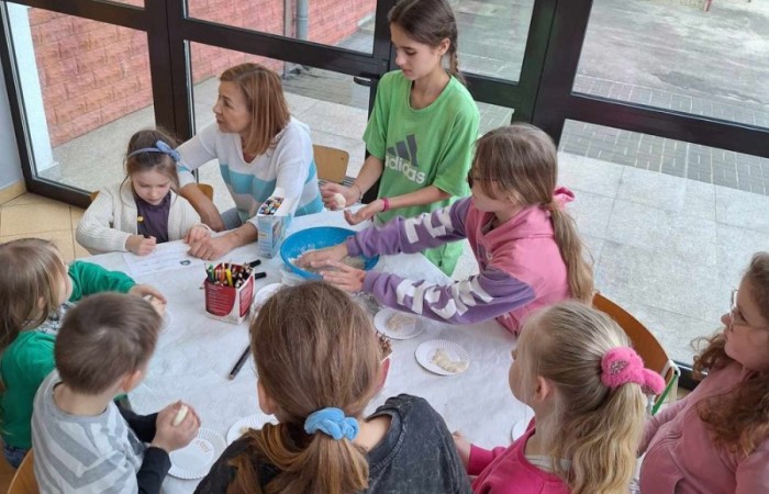 4 marca po raz kolejny nasza szkoła otworzyła swoje podwoje dla przyszłych uczniów. Dzieci i ich rodzice mogli przekonać się, że szkoła to nie tylko nauka, ale też świetna zabawa.
Po przekroczeniu progu naszej 