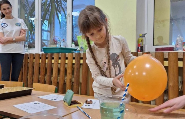 4 marca po raz kolejny nasza szkoła otworzyła swoje podwoje dla przyszłych uczniów. Dzieci i ich rodzice mogli przekonać się, że szkoła to nie tylko nauka, ale też świetna zabawa.
Po przekroczeniu progu naszej 