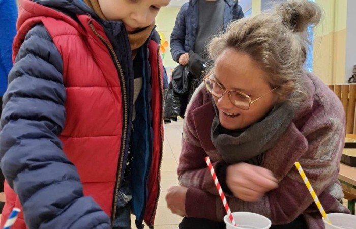 4 marca po raz kolejny nasza szkoła otworzyła swoje podwoje dla przyszłych uczniów. Dzieci i ich rodzice mogli przekonać się, że szkoła to nie tylko nauka, ale też świetna zabawa.
Po przekroczeniu progu naszej 