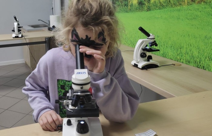 4 marca po raz kolejny nasza szkoła otworzyła swoje podwoje dla przyszłych uczniów. Dzieci i ich rodzice mogli przekonać się, że szkoła to nie tylko nauka, ale też świetna zabawa.
Po przekroczeniu progu naszej 