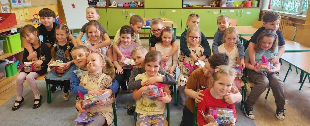 Dzień Kobiet to wyjątkowy dzień, ważny dla wszystkich kobiet, zarówno tych dużych, jak i małych. Dlatego też 8 marca w każdej grupie przedszkolnej odbyła się uroczystość z tej okazji. Radosna atmosfera panowała już od samego rana. W tym szczególnym dniu wszystkie kobietki otrzymały serdeczne życzenia i upominki. Chłopcy w tym dniu starali się być wyjątkowo mili dla wszystkich dziewczynek. Jako mali dżentelmeni wyręczali dziewczynki w codziennych obowiązkach. Złożyli życzenia, tradycyjnie zaśpiewali swoim koleżankom uroczyste „100 lat”, i wręczyli piękne laurki i niespodzianki.
 Uśmiechnięte buzie dziewczynek świadczyły o miło spędzonym czasie.
 Wszystkie kobietki, małe i duże dziękują chłopcom za piękne życzenia.