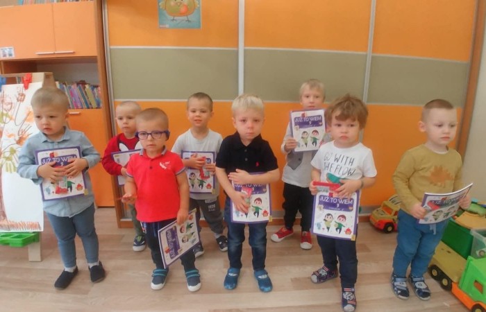 W dniu 30 września dzieci z Przedszkola  z  radością obchodziły dzień chłopaka. Przedszkolaki brały udział w zabawach ruchowych, które wywołały u dzieci wiele uśmiechu na twarzy i pozytywnych emocji.  Chłopcy zostali tego dnia obdarowani podarunkami, które zostały wrę-czone przez dziewczynki oraz panie nauczycielki. Po emocjonujących zabawach dziewczynki poprosiły swoich kolegów do tańca w rytm piosenki jesiennej.