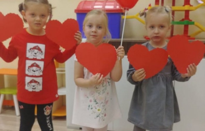 W dniu 30 września dzieci z Przedszkola  z  radością obchodziły dzień chłopaka. Przedszkolaki brały udział w zabawach ruchowych, które wywołały u dzieci wiele uśmiechu na twarzy i pozytywnych emocji.  Chłopcy zostali tego dnia obdarowani podarunkami, które zostały wrę-czone przez dziewczynki oraz panie nauczycielki. Po emocjonujących zabawach dziewczynki poprosiły swoich kolegów do tańca w rytm piosenki jesiennej.