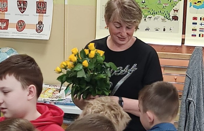 Jeszcze raz wszystkim Paniom składamy serdecznie życzenia z okazji ich święta, a na zdjęciach możecie zobaczyć, jak tak ten dzień obchodziły nasze małe kobietki w towarzystwie swoich klasowych dżentelmenów.  