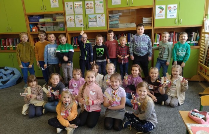 Jeszcze raz wszystkim Paniom składamy serdecznie życzenia z okazji ich święta, a na zdjęciach możecie zobaczyć, jak tak ten dzień obchodziły nasze małe kobietki w towarzystwie swoich klasowych dżentelmenów.  