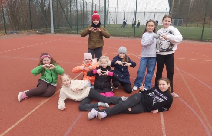 Jeszcze raz wszystkim Paniom składamy serdecznie życzenia z okazji ich święta, a na zdjęciach możecie zobaczyć, jak tak ten dzień obchodziły nasze małe kobietki w towarzystwie swoich klasowych dżentelmenów.  