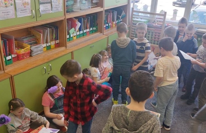 Jeszcze raz wszystkim Paniom składamy serdecznie życzenia z okazji ich święta, a na zdjęciach możecie zobaczyć, jak tak ten dzień obchodziły nasze małe kobietki w towarzystwie swoich klasowych dżentelmenów.  