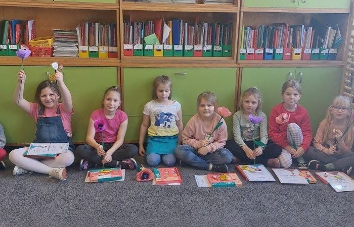 Jeszcze raz wszystkim Paniom składamy serdecznie życzenia z okazji ich święta, a na zdjęciach możecie zobaczyć, jak tak ten dzień obchodziły nasze małe kobietki w towarzystwie swoich klasowych dżentelmenów.  