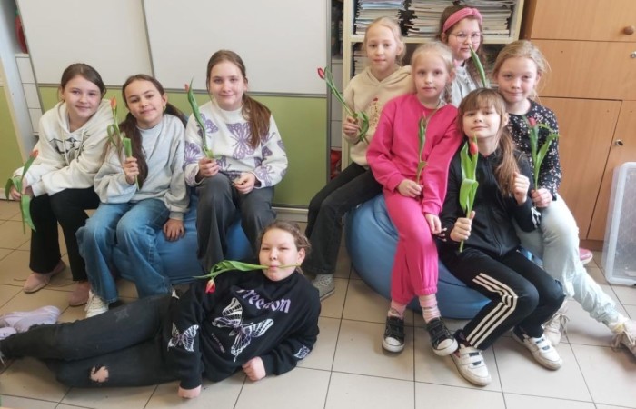 Jeszcze raz wszystkim Paniom składamy serdecznie życzenia z okazji ich święta, a na zdjęciach możecie zobaczyć, jak tak ten dzień obchodziły nasze małe kobietki w towarzystwie swoich klasowych dżentelmenów.  