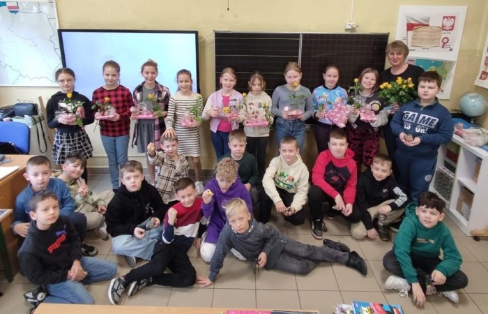 Jeszcze raz wszystkim Paniom składamy serdecznie życzenia z okazji ich święta, a na zdjęciach możecie zobaczyć, jak tak ten dzień obchodziły nasze małe kobietki w towarzystwie swoich klasowych dżentelmenów.  