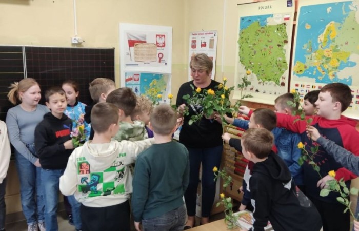 Jeszcze raz wszystkim Paniom składamy serdecznie życzenia z okazji ich święta, a na zdjęciach możecie zobaczyć, jak tak ten dzień obchodziły nasze małe kobietki w towarzystwie swoich klasowych dżentelmenów.  