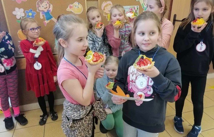 Jeszcze raz wszystkim Paniom składamy serdecznie życzenia z okazji ich święta, a na zdjęciach możecie zobaczyć, jak tak ten dzień obchodziły nasze małe kobietki w towarzystwie swoich klasowych dżentelmenów.  