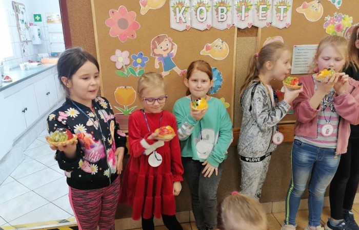 Jeszcze raz wszystkim Paniom składamy serdecznie życzenia z okazji ich święta, a na zdjęciach możecie zobaczyć, jak tak ten dzień obchodziły nasze małe kobietki w towarzystwie swoich klasowych dżentelmenów.  