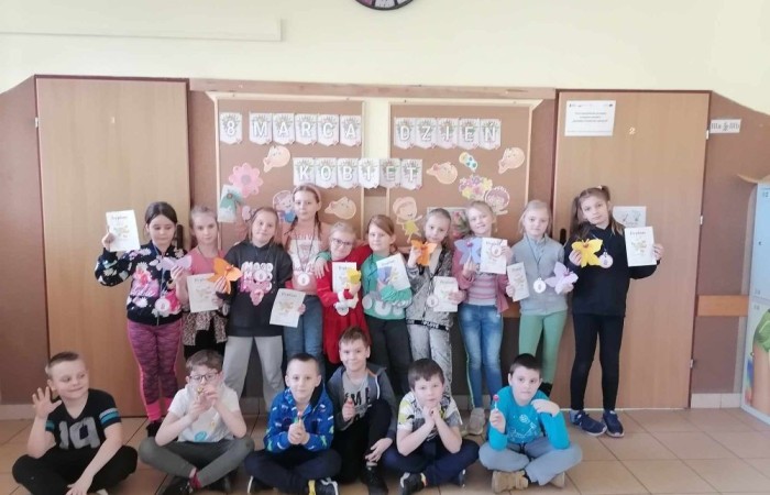 Jeszcze raz wszystkim Paniom składamy serdecznie życzenia z okazji ich święta, a na zdjęciach możecie zobaczyć, jak tak ten dzień obchodziły nasze małe kobietki w towarzystwie swoich klasowych dżentelmenów.  