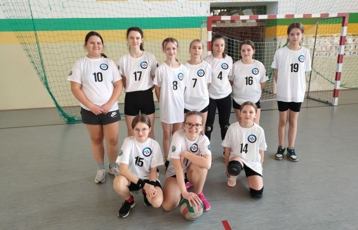 Reprezentacja naszej Podstawówki w tegorocznych rozgrywkach była gościem Zespołu Szkół w Gronowie Elbląskim.  Do rywalizacji 14.03.2024r. (czwartek ) stawiło się siedem drużyn naszego powiatu. Szkoły z: Godkowa, Pilony, Rogajn, Młynar, SP 1 Pasłęk, SP 2 Pasłęk oraz organizator Gronowo Elbląskie. Wszystkie drużyny prezentowały się bardzo dobrze udowadniając w każdym meczu, że żadna z ekip nie trafiła tu przypadkowo. Mimo młodego wieku, zawodniczki zaskakiwały silną zagrywką, poprawnym odbiorem,  czy rozegraniem piłki. Gra toczyła się do dwóch wygranych setów. W wielu przypadkach wyrównanej gry to jednak nie wystarczało i o rozstrzygnięciu musiał decydować dodatkowy tie-break. Tak było w każdym rozegranym przez nasz zespół meczu. Po niełatwej, emocjonującej rywalizacji w ostatnim naszym meczu ulegliśmy drużynie z Młynar ostatecznie zajmując czwarte miejsce.