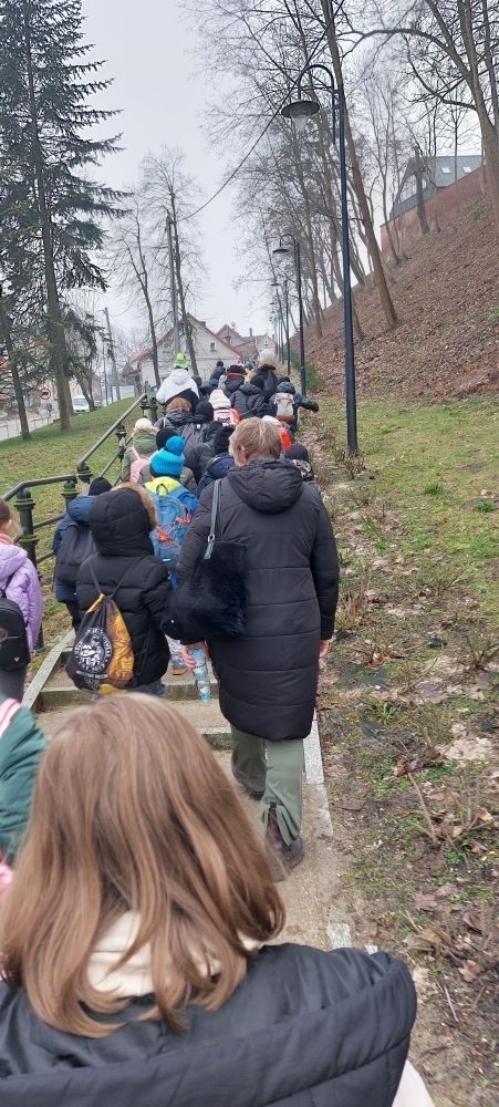 Wraz z uczniami klas I-III zabieramy Was do akademii i to nie byle jakiej bo samego Ambrożego Kleksa. Witajcie w naszej bajce, my po obejrzanym seansie rozgościliśmy się tam na dobre :)