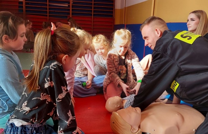 14 marca ponownie gościliśmy w swoich progach strażaków z OSP Marianka oraz JRG nr 3 w Pasłęku, którym towarzyszyły wolontariuszki z Zespółu Szkół w Pasłęku. Po ostatnim szkoleniu przedszkolaków przyszła pora na naszych pierwszoklasistów. Spotkanie było niezwykłą okazją do uwrażliwienia dzieci na to, jak ważne jest wezwanie pomocy, utrwalaliśmy numer alarmowy 112, no i oczywiście mogliśmy poćwiczyć udzielanie pierwszej pomocy, opatrywanie ran i złamań. Nie mniejszym zainteresowaniem wśród naszych uczniów cieszył się sprzęt strażacki :)
Jak widać na zdjęciach dzieci były zachwycone, a przy okazji naprawdę wiele się nauczyły.
