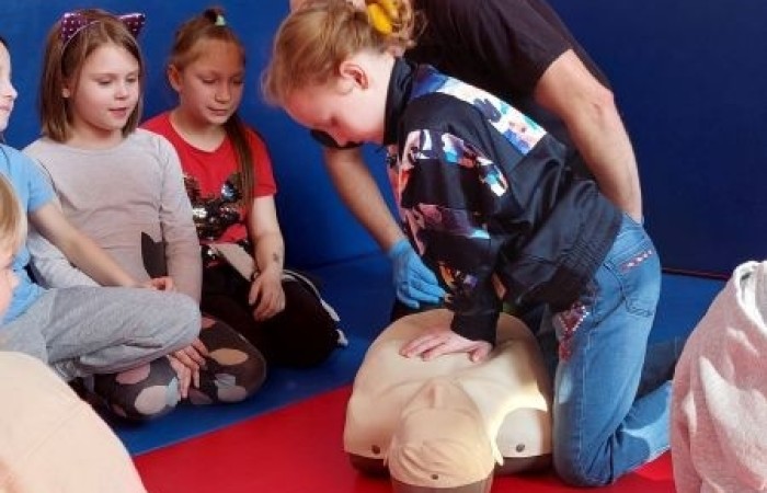 14 marca ponownie gościliśmy w swoich progach strażaków z OSP Marianka oraz JRG nr 3 w Pasłęku, którym towarzyszyły wolontariuszki z Zespółu Szkół w Pasłęku. Po ostatnim szkoleniu przedszkolaków przyszła pora na naszych pierwszoklasistów. Spotkanie było niezwykłą okazją do uwrażliwienia dzieci na to, jak ważne jest wezwanie pomocy, utrwalaliśmy numer alarmowy 112, no i oczywiście mogliśmy poćwiczyć udzielanie pierwszej pomocy, opatrywanie ran i złamań. Nie mniejszym zainteresowaniem wśród naszych uczniów cieszył się sprzęt strażacki :)
Jak widać na zdjęciach dzieci były zachwycone, a przy okazji naprawdę wiele się nauczyły.
