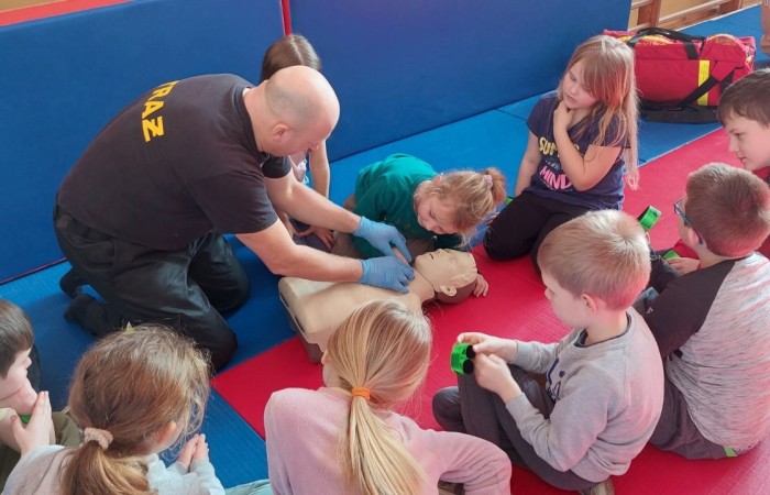 14 marca ponownie gościliśmy w swoich progach strażaków z OSP Marianka oraz JRG nr 3 w Pasłęku, którym towarzyszyły wolontariuszki z Zespółu Szkół w Pasłęku. Po ostatnim szkoleniu przedszkolaków przyszła pora na naszych pierwszoklasistów. Spotkanie było niezwykłą okazją do uwrażliwienia dzieci na to, jak ważne jest wezwanie pomocy, utrwalaliśmy numer alarmowy 112, no i oczywiście mogliśmy poćwiczyć udzielanie pierwszej pomocy, opatrywanie ran i złamań. Nie mniejszym zainteresowaniem wśród naszych uczniów cieszył się sprzęt strażacki :)
Jak widać na zdjęciach dzieci były zachwycone, a przy okazji naprawdę wiele się nauczyły.
