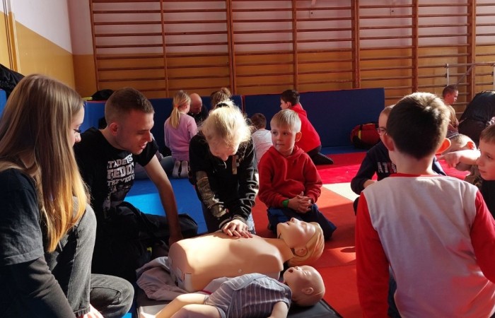 14 marca ponownie gościliśmy w swoich progach strażaków z OSP Marianka oraz JRG nr 3 w Pasłęku, którym towarzyszyły wolontariuszki z Zespółu Szkół w Pasłęku. Po ostatnim szkoleniu przedszkolaków przyszła pora na naszych pierwszoklasistów. Spotkanie było niezwykłą okazją do uwrażliwienia dzieci na to, jak ważne jest wezwanie pomocy, utrwalaliśmy numer alarmowy 112, no i oczywiście mogliśmy poćwiczyć udzielanie pierwszej pomocy, opatrywanie ran i złamań. Nie mniejszym zainteresowaniem wśród naszych uczniów cieszył się sprzęt strażacki :)
Jak widać na zdjęciach dzieci były zachwycone, a przy okazji naprawdę wiele się nauczyły.
