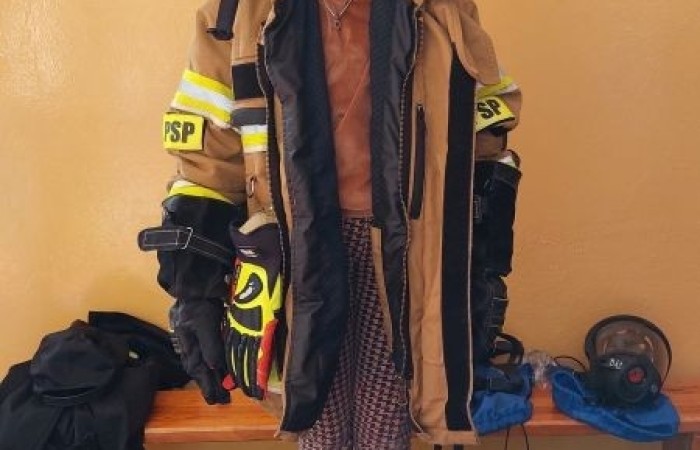 14 marca ponownie gościliśmy w swoich progach strażaków z OSP Marianka oraz JRG nr 3 w Pasłęku, którym towarzyszyły wolontariuszki z Zespółu Szkół w Pasłęku. Po ostatnim szkoleniu przedszkolaków przyszła pora na naszych pierwszoklasistów. Spotkanie było niezwykłą okazją do uwrażliwienia dzieci na to, jak ważne jest wezwanie pomocy, utrwalaliśmy numer alarmowy 112, no i oczywiście mogliśmy poćwiczyć udzielanie pierwszej pomocy, opatrywanie ran i złamań. Nie mniejszym zainteresowaniem wśród naszych uczniów cieszył się sprzęt strażacki :)
Jak widać na zdjęciach dzieci były zachwycone, a przy okazji naprawdę wiele się nauczyły.
