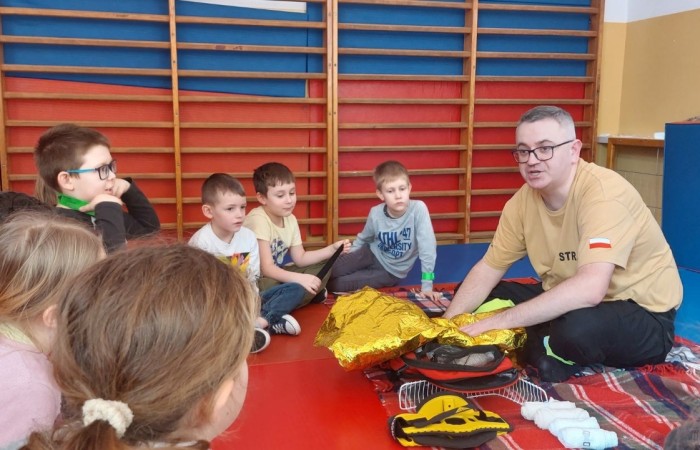 14 marca ponownie gościliśmy w swoich progach strażaków z OSP Marianka oraz JRG nr 3 w Pasłęku, którym towarzyszyły wolontariuszki z Zespółu Szkół w Pasłęku. Po ostatnim szkoleniu przedszkolaków przyszła pora na naszych pierwszoklasistów. Spotkanie było niezwykłą okazją do uwrażliwienia dzieci na to, jak ważne jest wezwanie pomocy, utrwalaliśmy numer alarmowy 112, no i oczywiście mogliśmy poćwiczyć udzielanie pierwszej pomocy, opatrywanie ran i złamań. Nie mniejszym zainteresowaniem wśród naszych uczniów cieszył się sprzęt strażacki :)
Jak widać na zdjęciach dzieci były zachwycone, a przy okazji naprawdę wiele się nauczyły.
