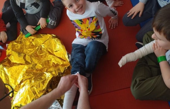 14 marca ponownie gościliśmy w swoich progach strażaków z OSP Marianka oraz JRG nr 3 w Pasłęku, którym towarzyszyły wolontariuszki z Zespółu Szkół w Pasłęku. Po ostatnim szkoleniu przedszkolaków przyszła pora na naszych pierwszoklasistów. Spotkanie było niezwykłą okazją do uwrażliwienia dzieci na to, jak ważne jest wezwanie pomocy, utrwalaliśmy numer alarmowy 112, no i oczywiście mogliśmy poćwiczyć udzielanie pierwszej pomocy, opatrywanie ran i złamań. Nie mniejszym zainteresowaniem wśród naszych uczniów cieszył się sprzęt strażacki :)
Jak widać na zdjęciach dzieci były zachwycone, a przy okazji naprawdę wiele się nauczyły.
