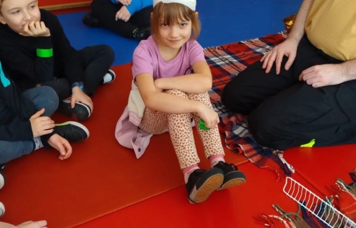 14 marca ponownie gościliśmy w swoich progach strażaków z OSP Marianka oraz JRG nr 3 w Pasłęku, którym towarzyszyły wolontariuszki z Zespółu Szkół w Pasłęku. Po ostatnim szkoleniu przedszkolaków przyszła pora na naszych pierwszoklasistów. Spotkanie było niezwykłą okazją do uwrażliwienia dzieci na to, jak ważne jest wezwanie pomocy, utrwalaliśmy numer alarmowy 112, no i oczywiście mogliśmy poćwiczyć udzielanie pierwszej pomocy, opatrywanie ran i złamań. Nie mniejszym zainteresowaniem wśród naszych uczniów cieszył się sprzęt strażacki :)
Jak widać na zdjęciach dzieci były zachwycone, a przy okazji naprawdę wiele się nauczyły.
