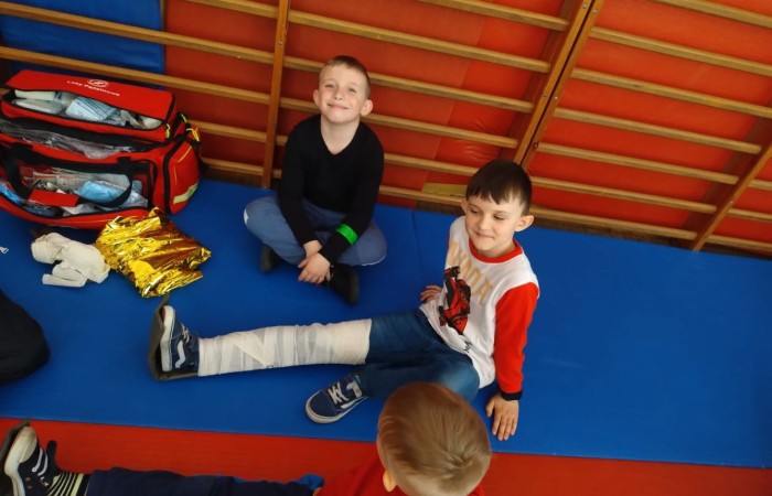 14 marca ponownie gościliśmy w swoich progach strażaków z OSP Marianka oraz JRG nr 3 w Pasłęku, którym towarzyszyły wolontariuszki z Zespółu Szkół w Pasłęku. Po ostatnim szkoleniu przedszkolaków przyszła pora na naszych pierwszoklasistów. Spotkanie było niezwykłą okazją do uwrażliwienia dzieci na to, jak ważne jest wezwanie pomocy, utrwalaliśmy numer alarmowy 112, no i oczywiście mogliśmy poćwiczyć udzielanie pierwszej pomocy, opatrywanie ran i złamań. Nie mniejszym zainteresowaniem wśród naszych uczniów cieszył się sprzęt strażacki :)
Jak widać na zdjęciach dzieci były zachwycone, a przy okazji naprawdę wiele się nauczyły.
