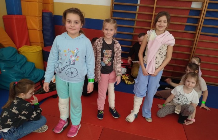 14 marca ponownie gościliśmy w swoich progach strażaków z OSP Marianka oraz JRG nr 3 w Pasłęku, którym towarzyszyły wolontariuszki z Zespółu Szkół w Pasłęku. Po ostatnim szkoleniu przedszkolaków przyszła pora na naszych pierwszoklasistów. Spotkanie było niezwykłą okazją do uwrażliwienia dzieci na to, jak ważne jest wezwanie pomocy, utrwalaliśmy numer alarmowy 112, no i oczywiście mogliśmy poćwiczyć udzielanie pierwszej pomocy, opatrywanie ran i złamań. Nie mniejszym zainteresowaniem wśród naszych uczniów cieszył się sprzęt strażacki :)
Jak widać na zdjęciach dzieci były zachwycone, a przy okazji naprawdę wiele się nauczyły.
