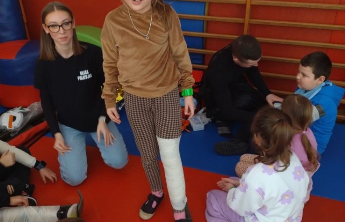 14 marca ponownie gościliśmy w swoich progach strażaków z OSP Marianka oraz JRG nr 3 w Pasłęku, którym towarzyszyły wolontariuszki z Zespółu Szkół w Pasłęku. Po ostatnim szkoleniu przedszkolaków przyszła pora na naszych pierwszoklasistów. Spotkanie było niezwykłą okazją do uwrażliwienia dzieci na to, jak ważne jest wezwanie pomocy, utrwalaliśmy numer alarmowy 112, no i oczywiście mogliśmy poćwiczyć udzielanie pierwszej pomocy, opatrywanie ran i złamań. Nie mniejszym zainteresowaniem wśród naszych uczniów cieszył się sprzęt strażacki :)
Jak widać na zdjęciach dzieci były zachwycone, a przy okazji naprawdę wiele się nauczyły.
