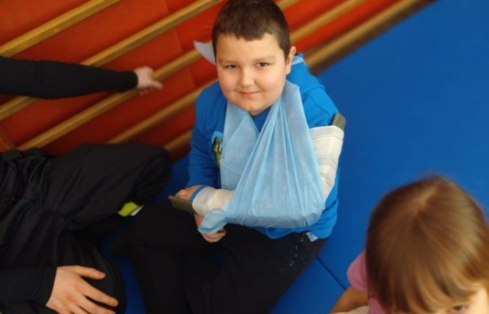 14 marca ponownie gościliśmy w swoich progach strażaków z OSP Marianka oraz JRG nr 3 w Pasłęku, którym towarzyszyły wolontariuszki z Zespółu Szkół w Pasłęku. Po ostatnim szkoleniu przedszkolaków przyszła pora na naszych pierwszoklasistów. Spotkanie było niezwykłą okazją do uwrażliwienia dzieci na to, jak ważne jest wezwanie pomocy, utrwalaliśmy numer alarmowy 112, no i oczywiście mogliśmy poćwiczyć udzielanie pierwszej pomocy, opatrywanie ran i złamań. Nie mniejszym zainteresowaniem wśród naszych uczniów cieszył się sprzęt strażacki :)
Jak widać na zdjęciach dzieci były zachwycone, a przy okazji naprawdę wiele się nauczyły.
