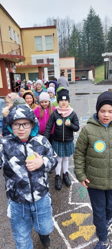 W czwartek 21 marca nasza szkoła mieniła się kolorami. Niemalże wszędzie można było dostrzec barwne motyle i kwiaty, a to wszystko za sprawą długo wyczekiwanego gościa: Pani Wiosny. Uczniowie klas I-III zgodnie z tradycją ruszyli kolorowym korowodem. Tym razem ze względu na niesprzyjającą aurę, nasz spacer z Marzanną na czele był nieco krótszy niż zazwyczaj, ale wyposażeni w domowej roboty grzechotki oraz różnego rodzaju instrumenty skandowaliśmy głośno i śpiewaliśmy wiosenne piosenki. Mamy nadzieję, że nasze czary pomogły i wiosna rozgości się u nas na dobre. 
