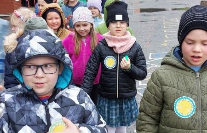 W czwartek 21 marca nasza szkoła mieniła się kolorami. Niemalże wszędzie można było dostrzec barwne motyle i kwiaty, a to wszystko za sprawą długo wyczekiwanego gościa: Pani Wiosny. Uczniowie klas I-III zgodnie z tradycją ruszyli kolorowym korowodem. Tym razem ze względu na niesprzyjającą aurę, nasz spacer z Marzanną na czele był nieco krótszy niż zazwyczaj, ale wyposażeni w domowej roboty grzechotki oraz różnego rodzaju instrumenty skandowaliśmy głośno i śpiewaliśmy wiosenne piosenki. Mamy nadzieję, że nasze czary pomogły i wiosna rozgości się u nas na dobre. 
