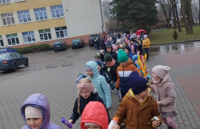 W czwartek 21 marca nasza szkoła mieniła się kolorami. Niemalże wszędzie można było dostrzec barwne motyle i kwiaty, a to wszystko za sprawą długo wyczekiwanego gościa: Pani Wiosny. Uczniowie klas I-III zgodnie z tradycją ruszyli kolorowym korowodem. Tym razem ze względu na niesprzyjającą aurę, nasz spacer z Marzanną na czele był nieco krótszy niż zazwyczaj, ale wyposażeni w domowej roboty grzechotki oraz różnego rodzaju instrumenty skandowaliśmy głośno i śpiewaliśmy wiosenne piosenki. Mamy nadzieję, że nasze czary pomogły i wiosna rozgości się u nas na dobre. 
